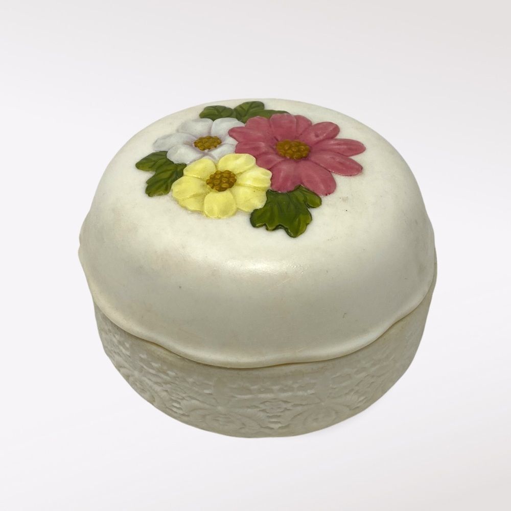 𝅺vintage | Round White Floral Trinket Dish